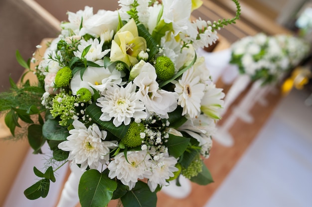 Красивый свадебный букет из белых цветов для декора