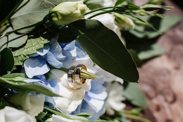 結婚式の日に新鮮な花と美しいウェディングブーケ