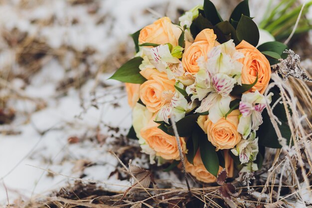 美しい結婚式の花嫁のブーケ。ビンテージトーンの画像。