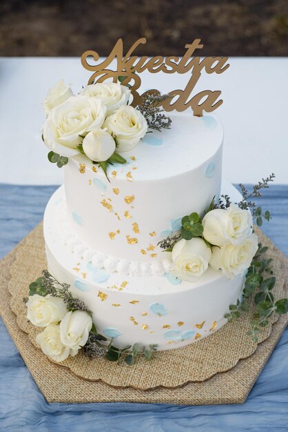 Фото Красивый свадебный торт на открытом столе, торт с текстом 