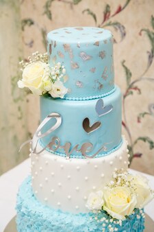 Bellissima torta nuziale nel giorno del matrimonio per gli sposini