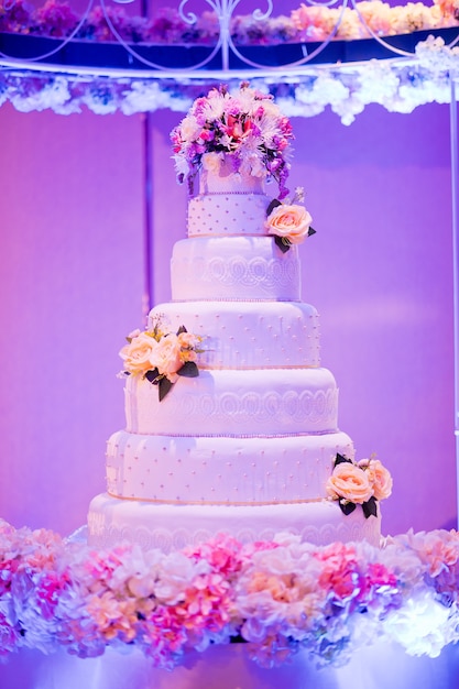 beautiful wedding cake, white cake wedding decoration