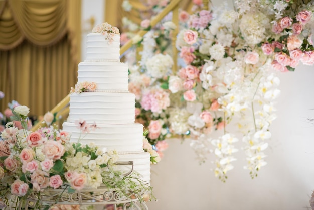 Beautiful wedding cake with blur backgroundxA