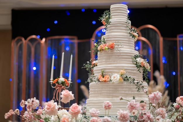 Beautiful wedding cake with blur backgroundxA