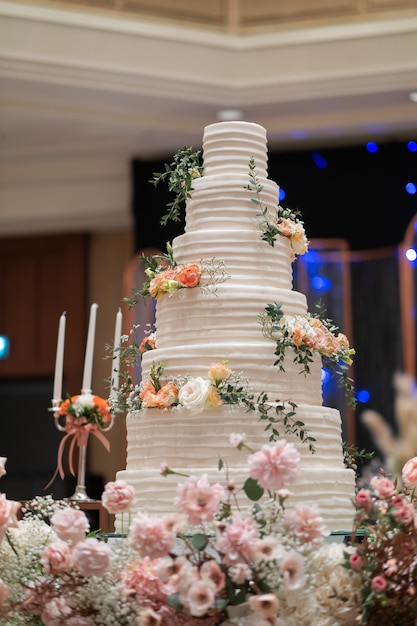 Beautiful wedding cake with blur backgroundxA