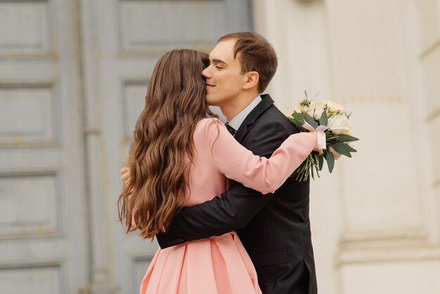 美しい結婚式のカップルが楽しく踊っています