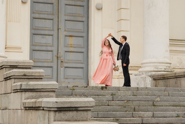 美しい結婚式のカップルが楽しく踊っています