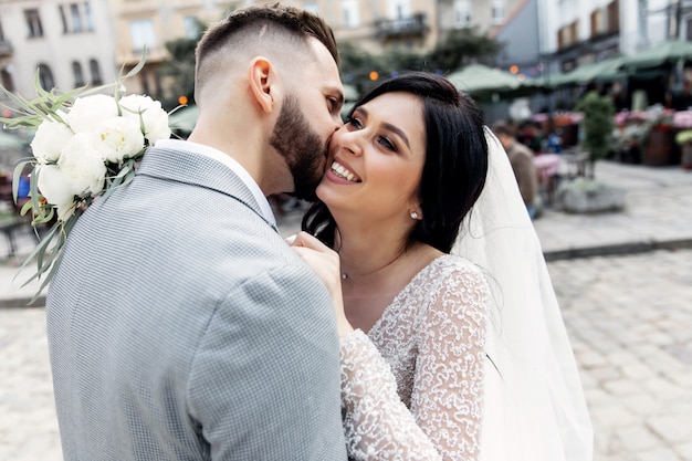 美しい結婚式のカップルの屋外のポートレート