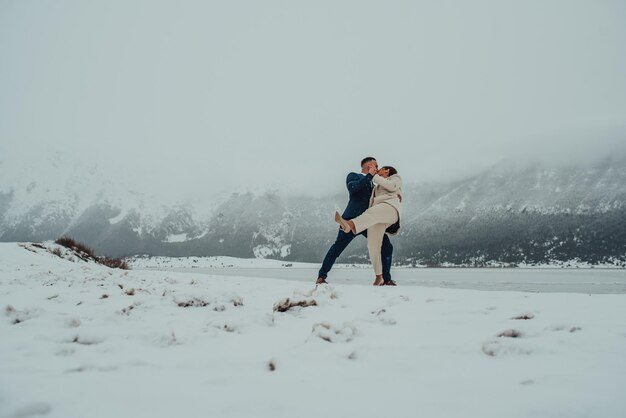 Bella coppia di sposi sul loro matrimonio invernale