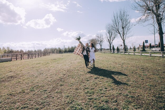 美しい結婚式のカップル