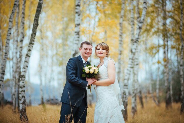 自然の美しい結婚式のフォトセッション