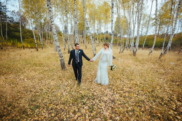 自然の美しい結婚式のフォトセッション