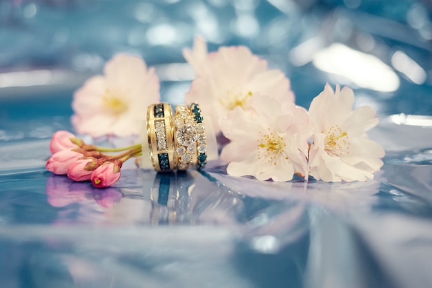 Фото Красивые обручальные кольца розового золота с белыми и синими бриллиантами