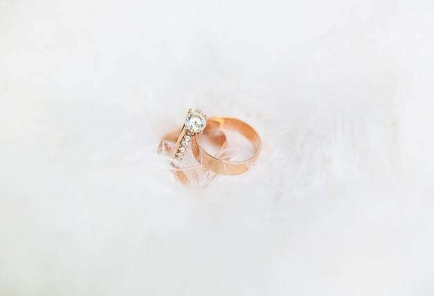 白の美しい結婚指輪