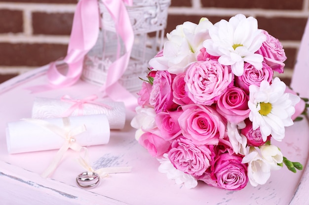 Foto bellissimo matrimonio natura morta con bouquet su sfondo muro di mattoni