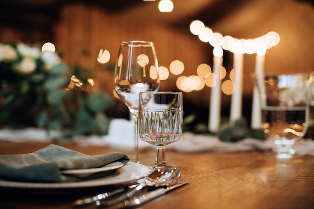 촛불이 있는 아름다운 웨딩 테이블 설정 빈 와인 잔