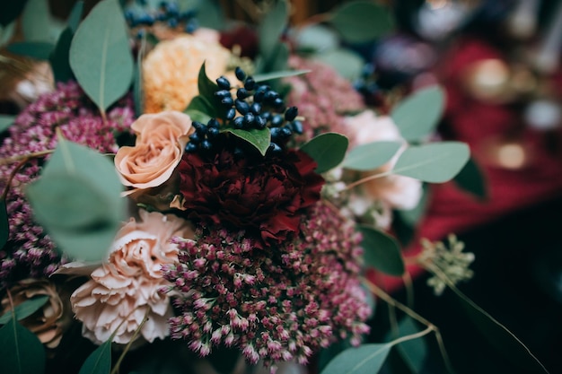 Bella decorazione per la tavola di nozze con fiori rossi freschi e candelex9