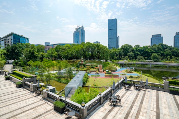 中国重慶の美しい湿地公園と都市のスカイライン