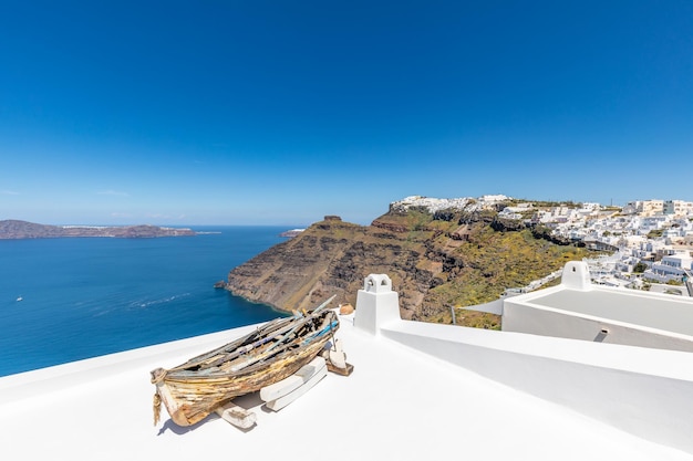 ギリシャのサントリーニ島の美しい白い建築カルデラ ビュー。のどかなロマンチックな旅の風景