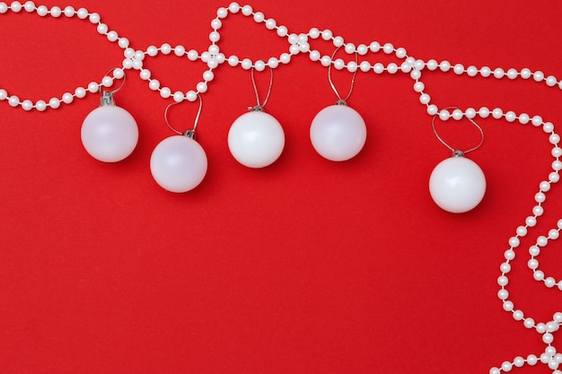 Photo beautiful white ball with pearl beads over red surface