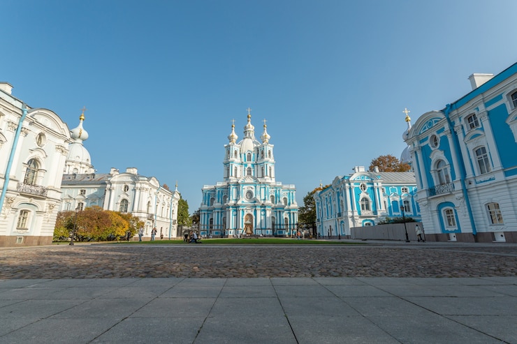 Фотография красивый бело-голубой собор в архитектурном стиле барокко в солнечный осенний день