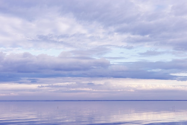 写真 白い青い雲が湖を覆っている シンメトリックな空の背景 イク湖の雲景色 ロシアの自然