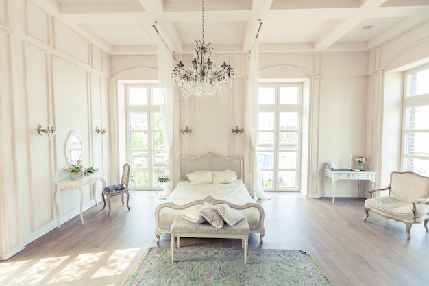 Bella camera da letto interna pulita luminosa bianca in lussuoso stile barocco.