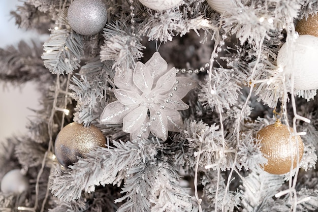 白い木の新年の休日の美しい白いクリスマスの装飾
