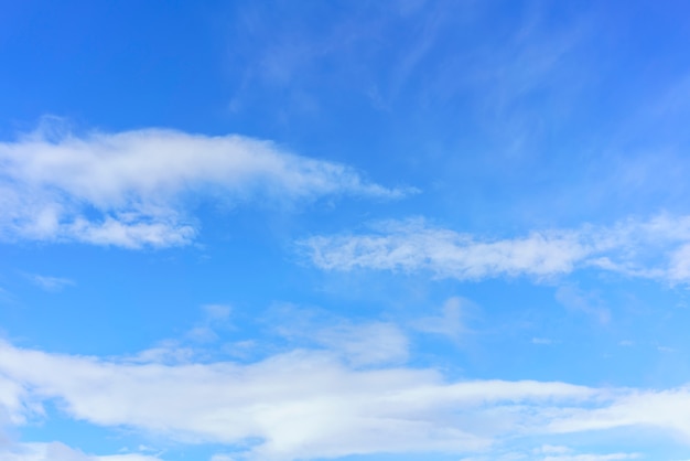 美しい白い雲と背景の青い空