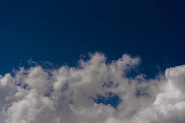 Красивые белые облака на ярко-синем фоне