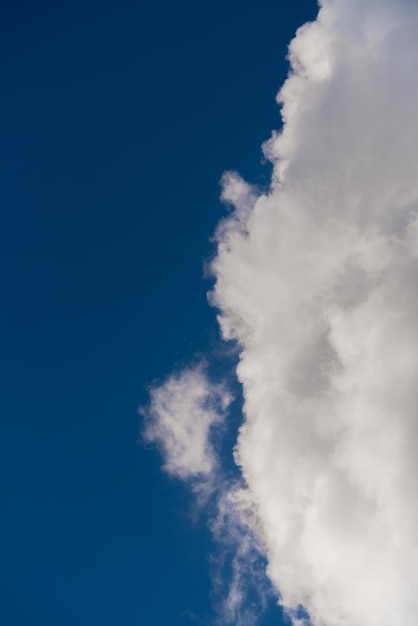 明るい青色の背景に美しい白い雲