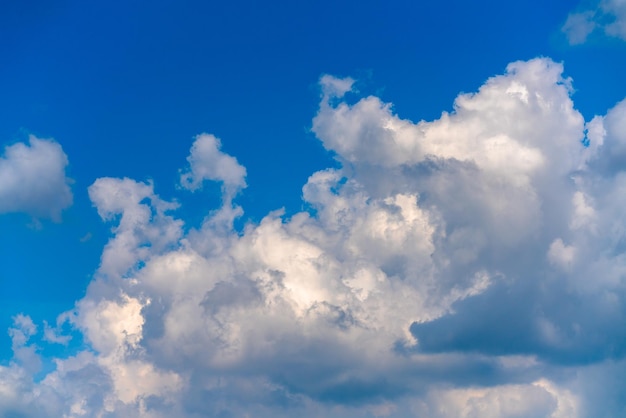 明るい青色の背景に美しい白い雲