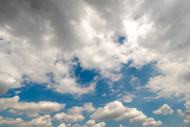 写真 明るい青色の背景に美しい白い雲