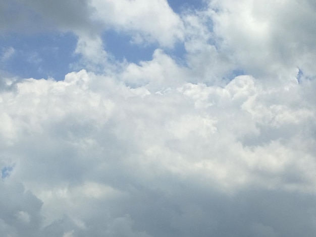 Photo beautiful white clouds and sky background