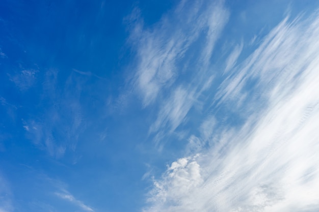 青い空を背景に美しい白い雲。