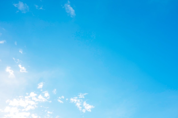 Belle nuvole bianche con cielo blu. sfumatura di colore dal bianco al blu per lo sfondo