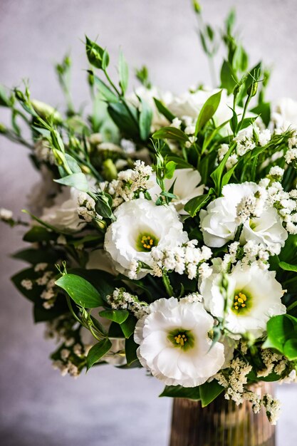 Photo beautiful white eustoma flowers in bouquet