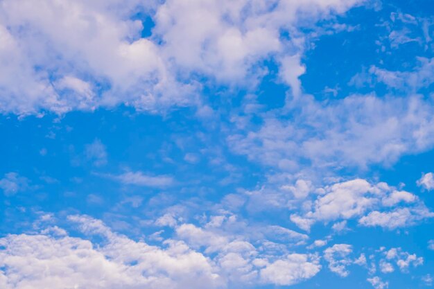 青い空の背景に美しい白いふわふわと巻積雲