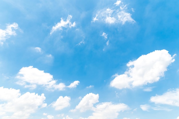 晴れた日に白い雲から青い空、自然の背景に美しい白いふわふわ雲