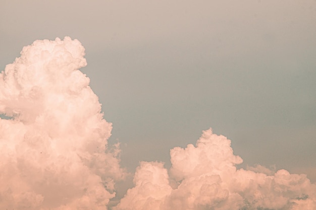 Photo beautiful white fluffy clouds sky background abstract season and weather