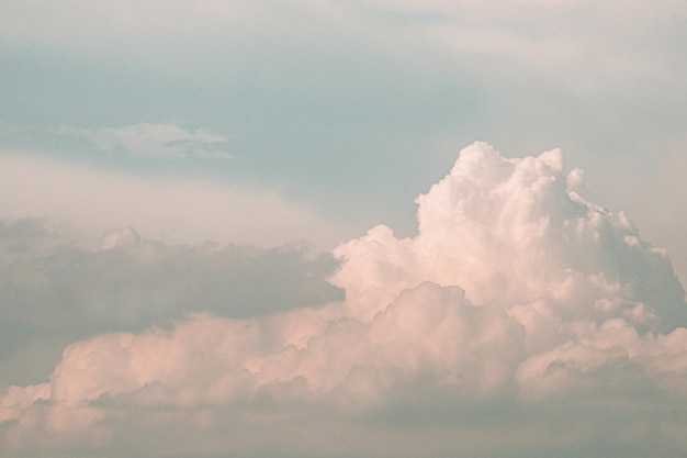 美しい白いふわふわの雲空の背景抽象的な季節と天気