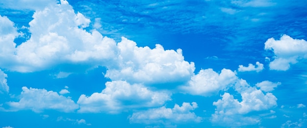 Bello fondo del cielo delle nuvole lanuginose bianche con il fondo del cielo blu