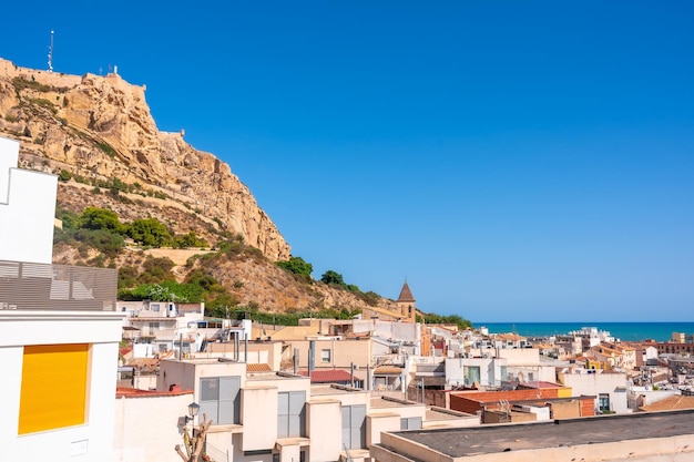 Belle case bianche nel quartiere di santa cruz nella comunità valenciana di alicante