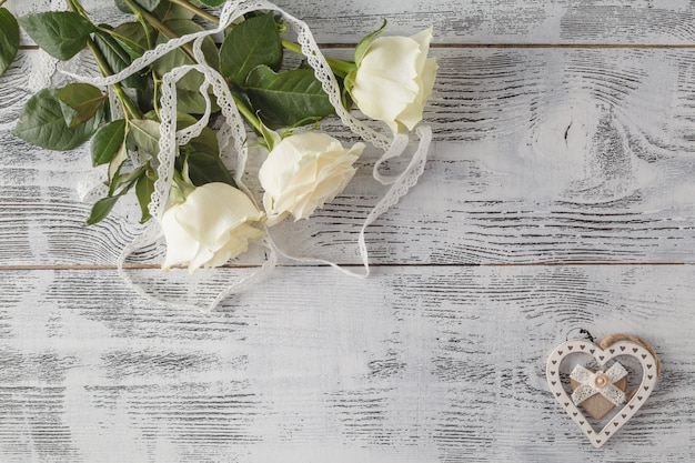 Foto belle rose bianche su seta bianca come sfondo del matrimonio