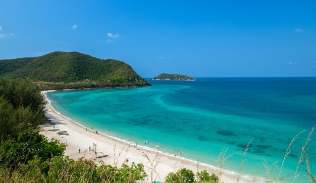 ルクロムビーチからの美しい白い砂青い海と空の視点 サマエサン島 サッタヒープ チョンブリ