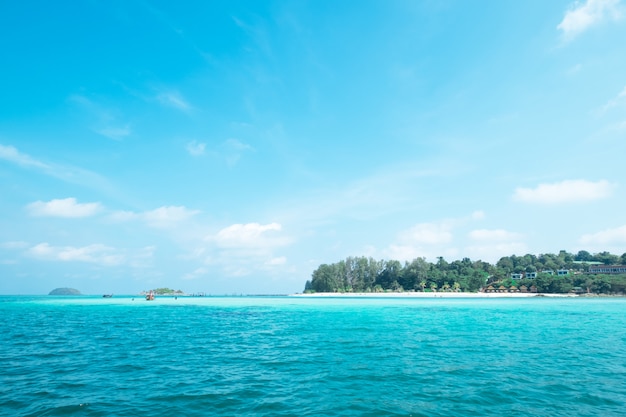 La bella spiaggia di sabbia bianca nel concetto dell'estate viaggia, festa e vacanza.