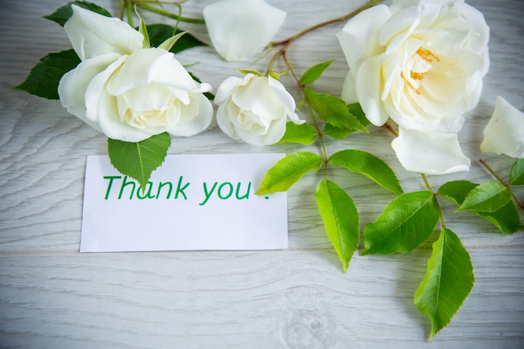 Photo beautiful white summer roses on a wooden table