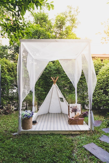 Bella tenda bianca e decorazione del campo nel giardino di casa