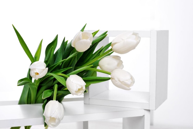 Photo beautiful white tulips on white