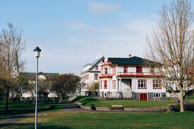 Bella casa bianca a due piani con un tetto nero vicino al parco a reykjavik